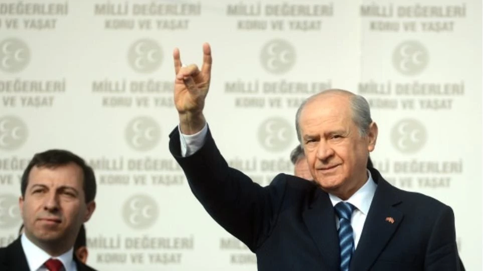 «Πέπλο» ακραίου εθνικισμού στην Τουρκία: Οι «γκρίζοι λύκοι» θέλουν να παραμείνει η κατάσταση έκτακτης ανάγκης